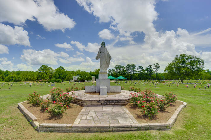 Glen Haven Memorial Gardens, monument
