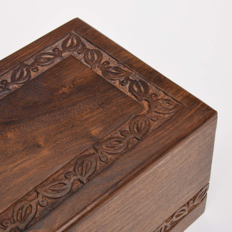 Rosewood Border Urn image number 4